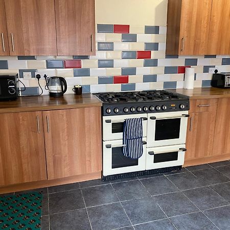 Berks Luxury Serviced Apartments,5 Bedrooms, 5 Double Beds, 2 Bathrooms, Free Super Fast Wifi & Parking Earley Esterno foto