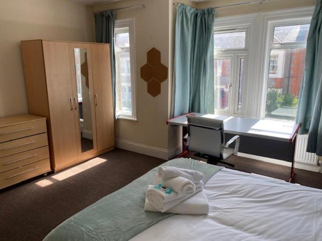 Berks Luxury Serviced Apartments,5 Bedrooms, 5 Double Beds, 2 Bathrooms, Free Super Fast Wifi & Parking Earley Esterno foto