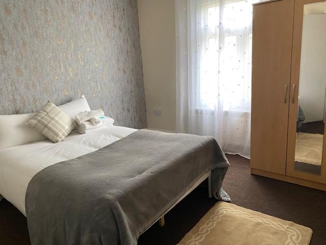 Berks Luxury Serviced Apartments,5 Bedrooms, 5 Double Beds, 2 Bathrooms, Free Super Fast Wifi & Parking Earley Esterno foto