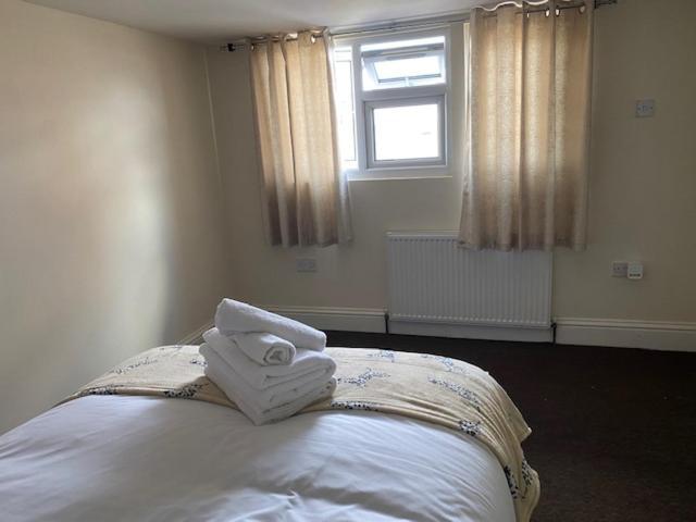 Berks Luxury Serviced Apartments,5 Bedrooms, 5 Double Beds, 2 Bathrooms, Free Super Fast Wifi & Parking Earley Esterno foto