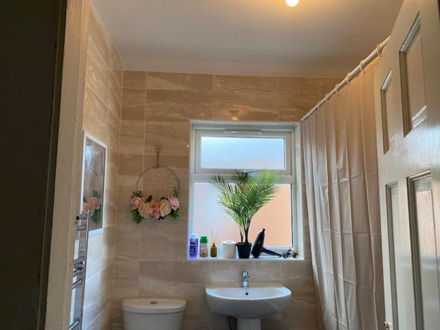 Berks Luxury Serviced Apartments,5 Bedrooms, 5 Double Beds, 2 Bathrooms, Free Super Fast Wifi & Parking Earley Esterno foto