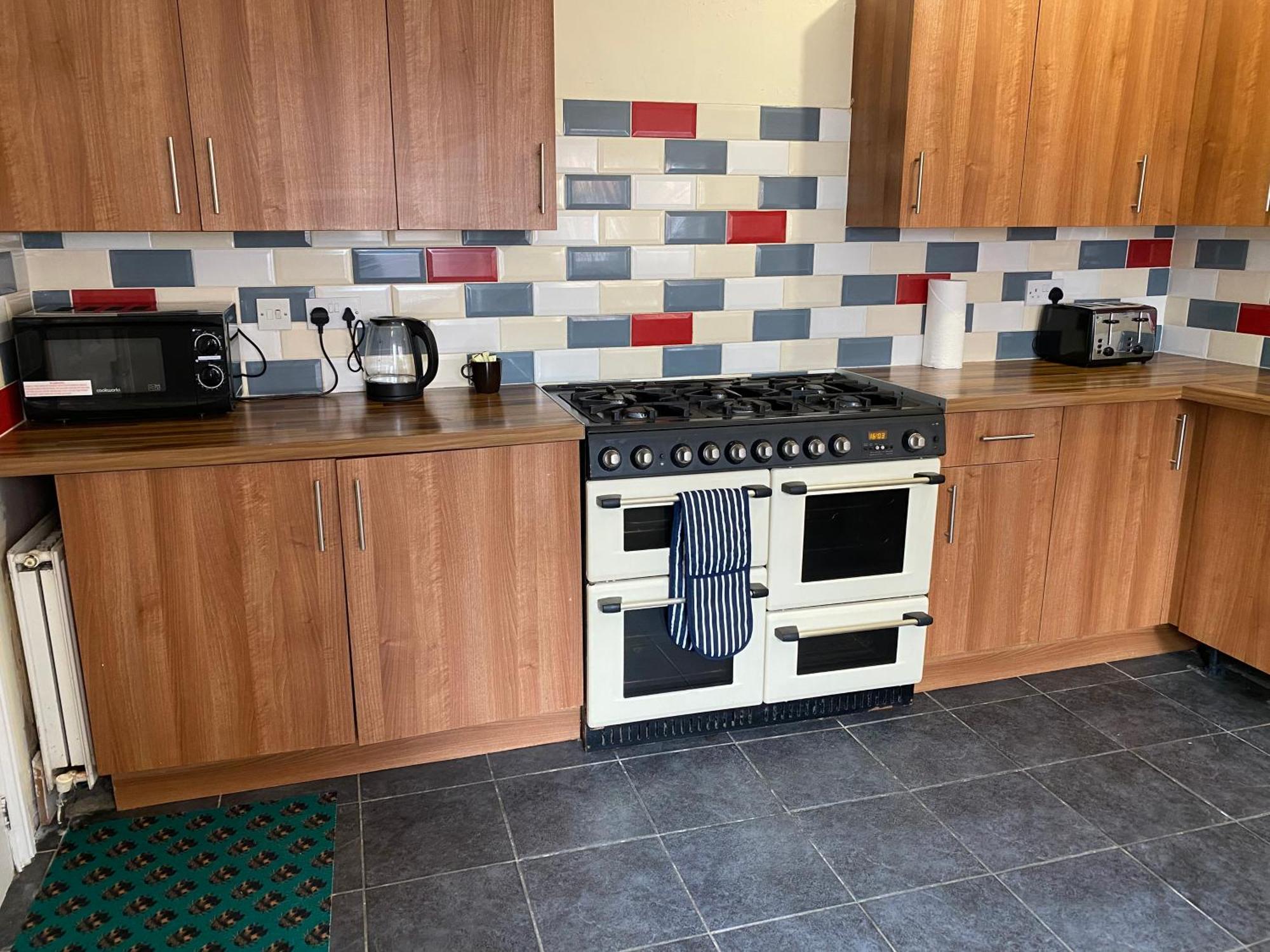 Berks Luxury Serviced Apartments,5 Bedrooms, 5 Double Beds, 2 Bathrooms, Free Super Fast Wifi & Parking Earley Esterno foto